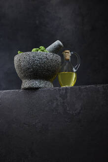 Studioaufnahme eines Kruges mit Olivenöl und eines Steinmörsers - KSWF02364
