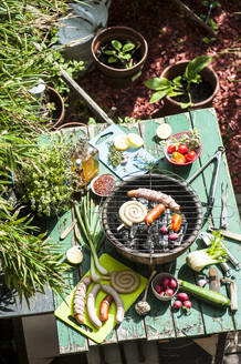 Würstchen und Gemüse auf dem Barbecue-Grill - HHF05879