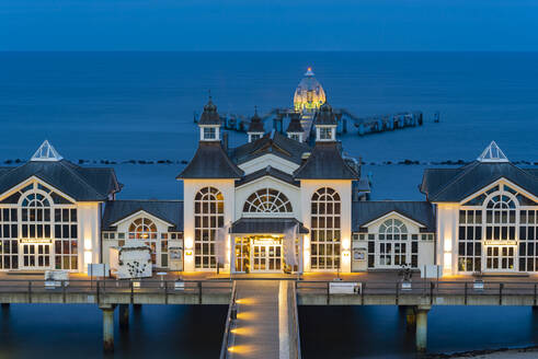 Deutschland, Mecklenburg-Vorpommern, Sellin, Ostseebad Sellin Pavillon in der Abenddämmerung - WGF01463