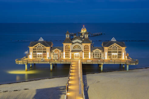 Germany, Mecklenburg-Vorpommern, Sellin, Ostseebad Sellin pavilion at dusk - WGF01466