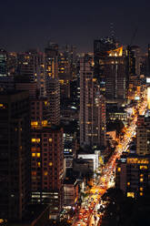 Thailand, Bangkok, Verkehr in der Innenstadt bei Nacht - IKF00409