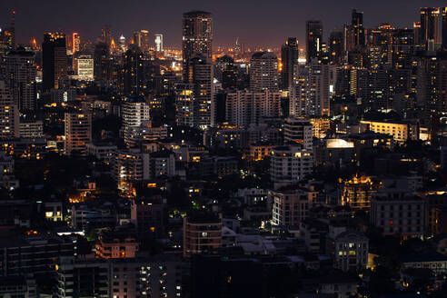 Thailand, Bangkok, Wolkenkratzer und Wohnungen in der Innenstadt bei Nacht - IKF00410