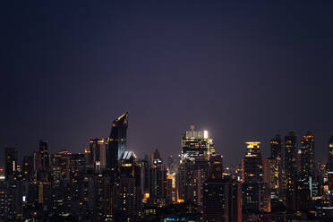 Thailand, Bangkok, Skyline-Wolkenkratzer bei Nacht - IKF00411