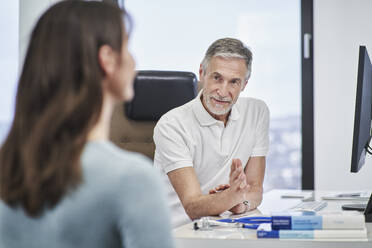 Doctor talking to female patient in medical practice - RORF03467