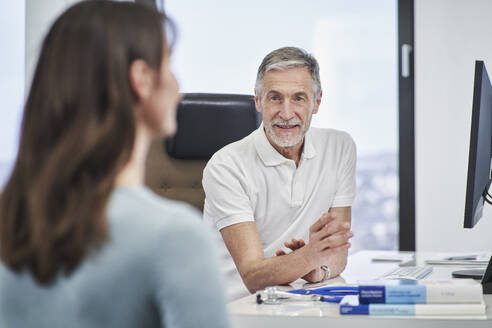 Doctor talking to female patient in medical practice - RORF03468