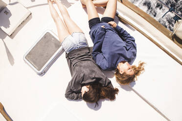 Freunde liegen auf dem Bootsdeck an einem sonnigen Tag - PCLF00471