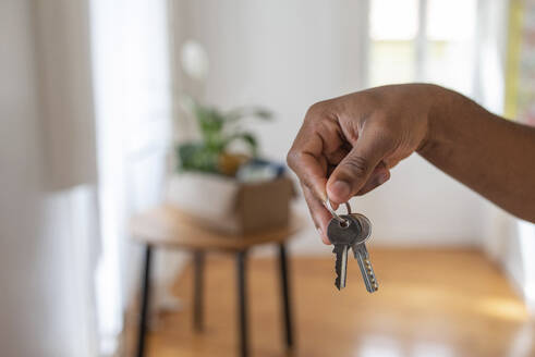 Hand mit Hausschlüssel in der neuen Wohnung - VRAF00117