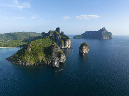 Thailand, Provinz Krabi, Drohnenansicht der Klippen der Phi Phi Inseln - CVF02399