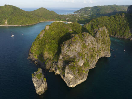 Thailand, Provinz Krabi, Drohnenansicht der Klippen der Phi Phi Inseln - CVF02401