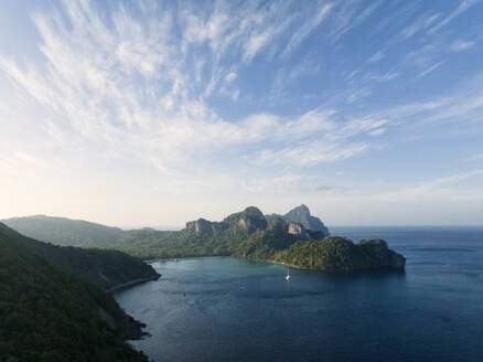 Thailand, Provinz Krabi, Drohnenansicht der Phi Phi Inseln - CVF02403