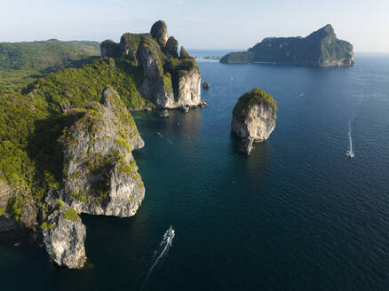 Thailand, Provinz Krabi, Drohnenansicht der Klippen der Phi Phi Inseln - CVF02405