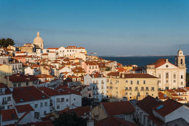 Erstaunlich Stadtbild mit bunten Wohngebäuden gegen bewölkten Abendhimmel in Lissabon - ADSF43848