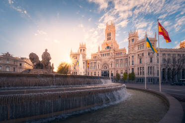 Majestätischer Brunnen mit Skulpturen am alten Palast auf der Plaza de la Cibeles in Madrid an einem sonnigen Tag - ADSF43909