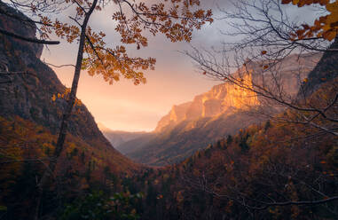 Erstaunliche Kulisse von felsigen Bergen mit Herbstbäumen an einem sonnigen Tag im Nationalpark Ordesa y Monte Perdido - ADSF43922