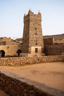 Alte steinerne Chinguetti-Moschee gegen wolkenlosen blauen Himmel in der alten Stadt Mauretanien - ADSF44005