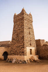 Alte steinerne Chinguetti-Moschee gegen wolkenlosen blauen Himmel in der alten Stadt Mauretanien - ADSF44006