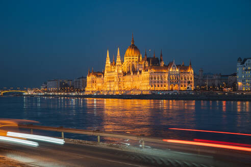 Erstaunlich von ungarischen Parlamentsgebäude mit Kuppel und gewölbten Fenstern und Stadt Strukturen am Ufer des Flusses bei Nacht gelegen - ADSF44024