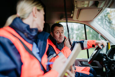 Ein Team von Rettungskräften bereitet sich in einem Rettungswagen auf einen Außeneinsatz vor. - HPIF09400