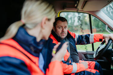Ein Team von Rettungskräften bereitet sich in einem Rettungswagen auf einen Außeneinsatz vor. - HPIF09401