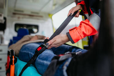 Rettungskräfte versorgen eine Patientin und bereiten sie für den Transport vor. - HPIF09431