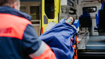 Rettungskräfte versorgen eine Patientin und bereiten sie für den Transport vor. - HPIF09450