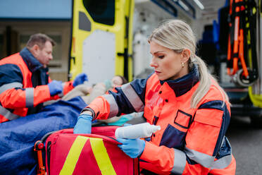 Rettungskräfte versorgen eine Patientin und bereiten sie für den Transport vor. - HPIF09456