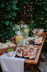 Ein Dessertbuffet bei einer kleinen Hochzeitsfeier im Hinterhof. - HPIF09521