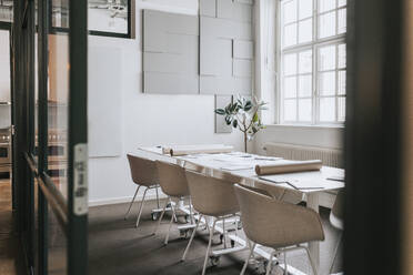 Chairs and tables arranged at work place - MASF36762