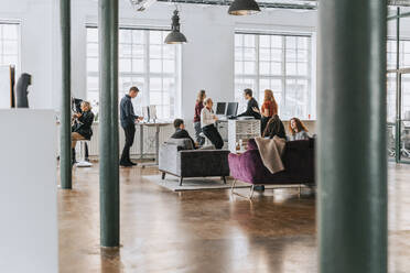 Multirassische Geschäftsleute arbeiten in einem modernen Büro zusammen - MASF36784