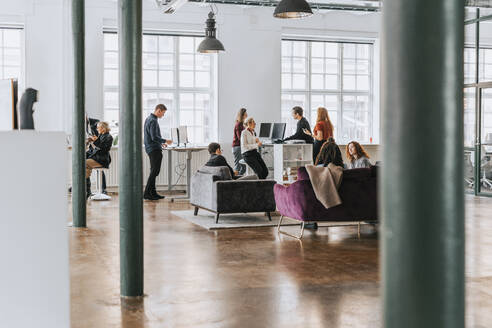 Multirassische Geschäftsleute arbeiten in einem modernen Büro zusammen - MASF36784