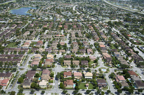 USA, Florida, Miami, Luftaufnahme eines Vorstadtviertels im Sommer - BCDF00629