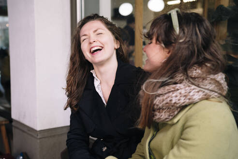 Glückliche Freundinnen, die zusammen lachen - AMWF01353