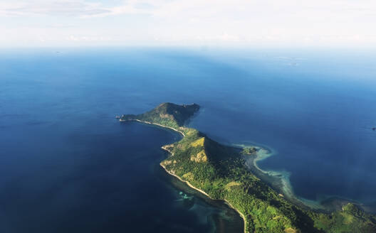 Die Insel Coron inmitten des blauen Meeres auf den Philippinen - PNAF05266