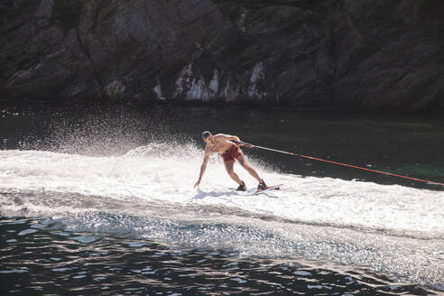 Mann beim Kiteboarding im Meer im Urlaub - PCLF00501