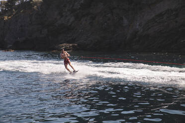Junger Mann beim Wassersport im Meer im Urlaub - PCLF00502