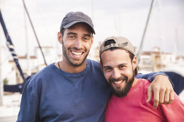 Lächelnde Männer mit Mützen am Hafen - PCLF00515