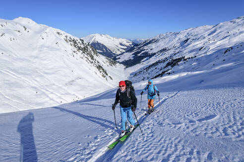 Österreich, Tirol, Zwei Skifahrer in den Kitzbüheler Alpen - ANSF00263