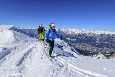 Austria, Tyrol, Skiers on snowcapped top of Kellerjoch mountain - ANSF00271