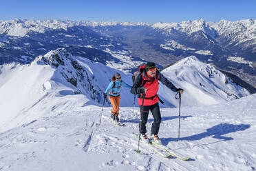 Austria, Tyrol, Skiers on snowcapped top of Kellerjoch mountain - ANSF00272
