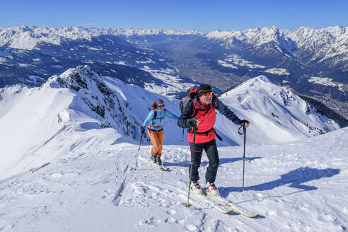 Österreich, Tirol, Skifahrer auf dem schneebedeckten Gipfel des Kellerjochs - ANSF00272