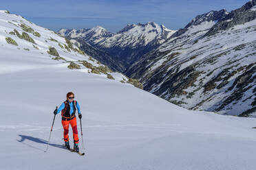 Österreich, Tirol, Skifahrerin am Hundskehljoch - ANSF00278