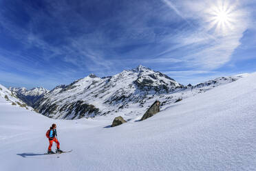 Austria, Tyrol, Female skier at Hundskehljoch pass - ANSF00279