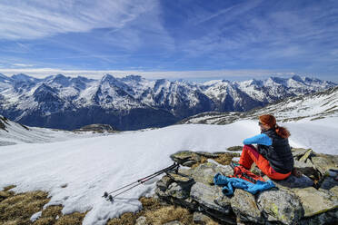 Österreich, Tirol, Skifahrerin macht Pause am Hundskehljoch - ANSF00280
