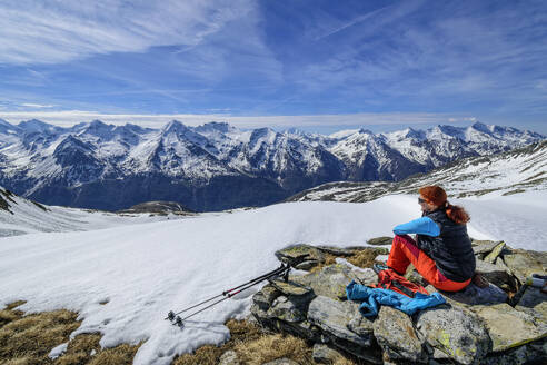 Austria, Tyrol, Female skier taking break at Hundskehljoch pass - ANSF00280