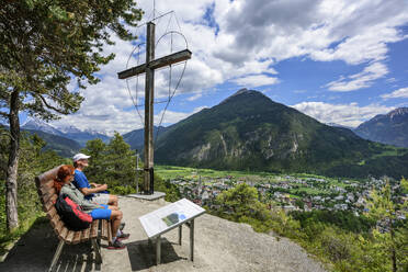Österreich, Tirol, Imst, Wanderpärchen macht Pause am Aussichtspunkt Wetterkreuz - ANSF00295