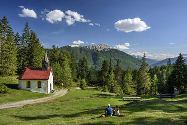 Österreich, Tirol, Wanderpaar rastet vor einer Bergkapelle - ANSF00298
