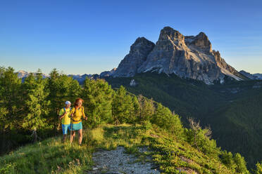 Italien, Provinz Belluno, Wanderer im Val di Zoldo in den Dolomiten - ANSF00321