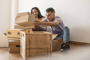 Ehepaar packt Kartons im neuen Haus aus - JCCMF10322