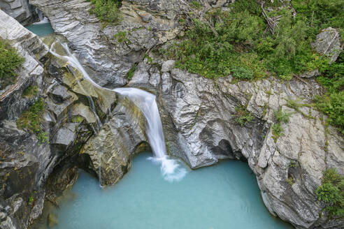 Frankreich, Savoyen, Bogenbach, der in einen alpinen Teich im Nationalpark Vanoise fließt - ANSF00337