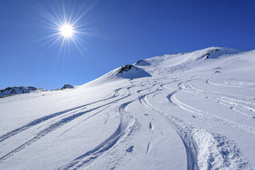 Österreich, Tirol, Sonnenschein über dem schneebedeckten Sidanjochkamm - ANSF00338